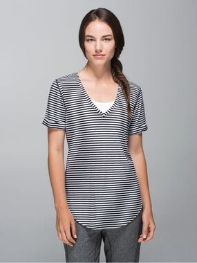 Lululemon Women's Love Tee V-Neck Short Sleeve Classic Stripe Black White Size 4